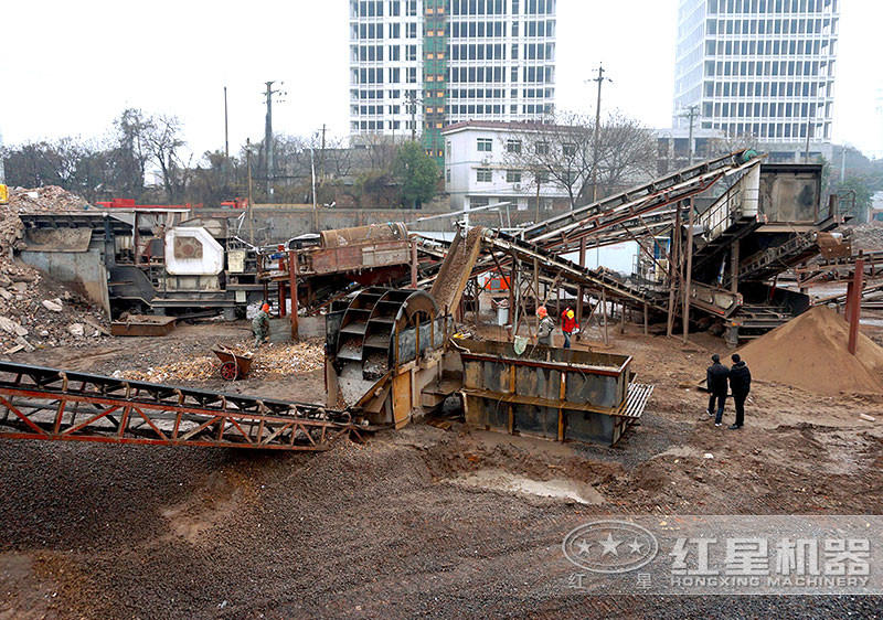 建筑垃圾制沙現(xiàn)場，配置車載制沙機